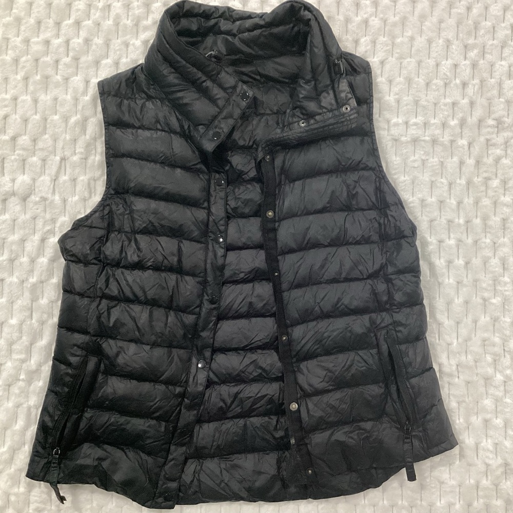 GAP Women's black Puffer Vest which zipper pockets size medium